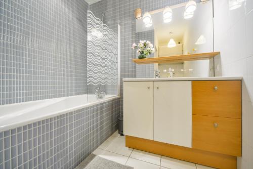 une salle de bain avec une baignoire et un lavabo dans l'établissement Le Voltaire - Hypercentre - Netflix, à Tours