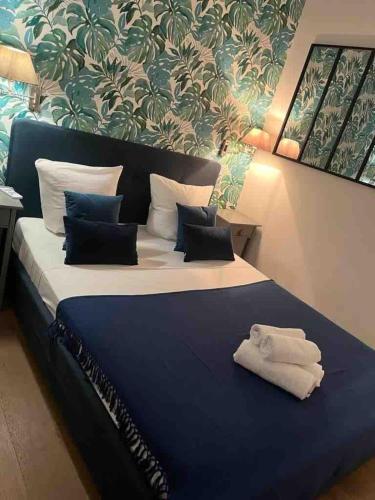 Elle comprend un grand lit avec des draps et des oreillers bleus et blancs. dans l'établissement 06A4 - Situation exceptionnelle au Port de Nice, à Nice