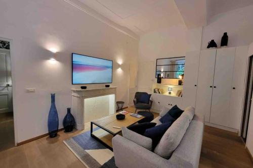 un salon avec un canapé et une télévision sur un mur dans l'établissement 06A4 - Situation exceptionnelle au Port de Nice, à Nice