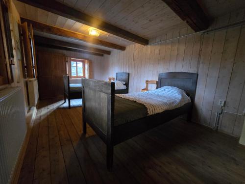 Ένα ή περισσότερα κρεβάτια σε δωμάτιο στο Hygge Młyńsko