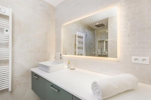 a white bathroom with a sink and a mirror at Sublime 3P à la frontière de Monaco in Beausoleil