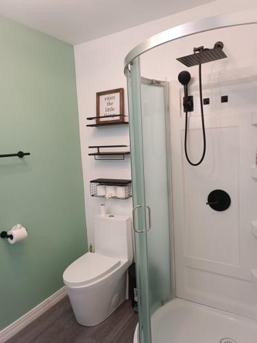 Ένα μπάνιο στο Elenas Modern 2BR Comfy Home