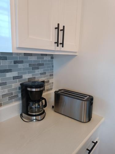 Η κουζίνα ή μικρή κουζίνα στο Elenas Modern 2BR Comfy Home