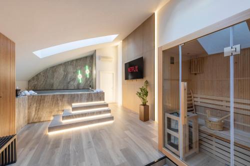 un vestíbulo con escaleras y un cartel en la pared en Piscina Interna Privata e Spa a Milano, en Milán