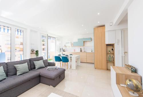 un salon avec un canapé et une cuisine dans l'établissement Sublime 3P à la frontière de Monaco, à Beausoleil