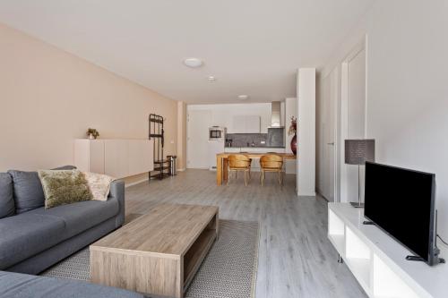 a living room with a couch and a tv at Eindhoven City Suites Hertogstraat G Modern 2P in Eindhoven