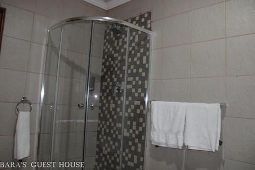 Ένα μπάνιο στο Bara Guesthouse