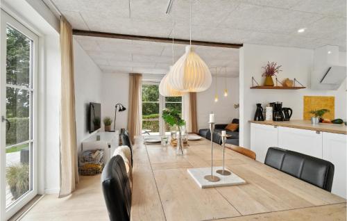 a dining room and kitchen with a table and chairs at 3 Bedroom Stunning Home In Samsø in Ballen