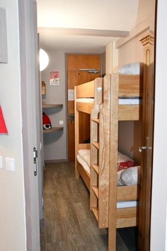 Ce petit dortoir comprend des lits superposés. dans l'établissement Studio La Plagne Aime 2000 Paquebot Des Neiges Vue Pistes, à Aime La Plagne