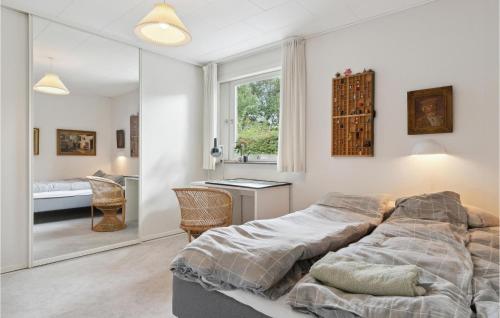 Ένα ή περισσότερα κρεβάτια σε δωμάτιο στο Amazing Home In Dronningmølle