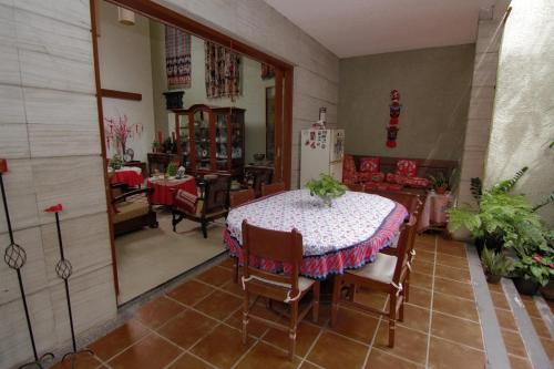 バンドンにあるRaben Houseのテーブルと冷蔵庫のあるダイニングルーム