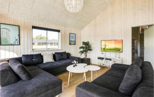 un soggiorno con due divani e un tavolo di Cozy Home In Vejby With Sauna a Vejby