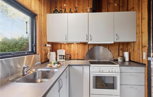 Dapur atau dapur kecil di 2 Bedroom Beautiful Home In Kalundborg