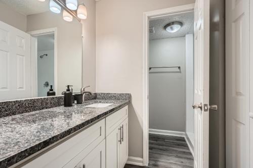 Koupelna v ubytování Crest At East Cobb 1830b Comfort Spacious 2bd 2bt