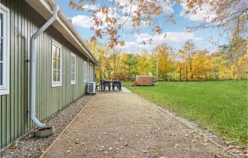 a path next to a building with a picnic table at Stunning Home In Nibe With Kitchen in Store Ajstrup