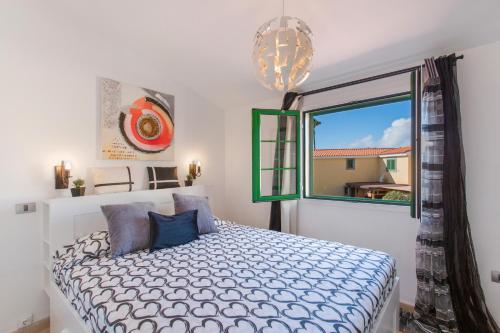 a bedroom with a bed and a window at Alojamiento en Los Parrales in Maspalomas