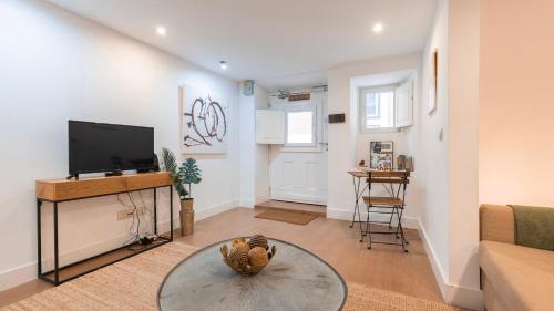 1BDR with Terrace in Alfama Centre by LovelyStay