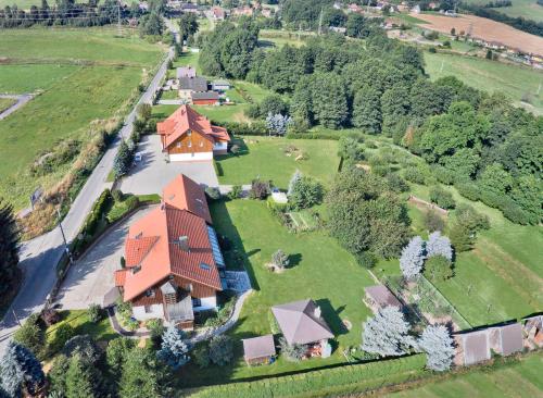eine Luftansicht eines großen Hauses mit Hof in der Unterkunft Pension Jitka in Šimonovice