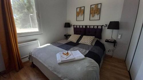 une chambre avec un lit avec une serviette dessus dans l'établissement T3 Haut de gamme, vue mer au calme, à La Seyne-sur-Mer