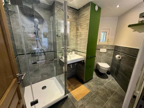 une salle de bain avec une douche, un lavabo et des toilettes dans l'établissement T3 Haut de gamme, vue mer au calme, à La Seyne-sur-Mer