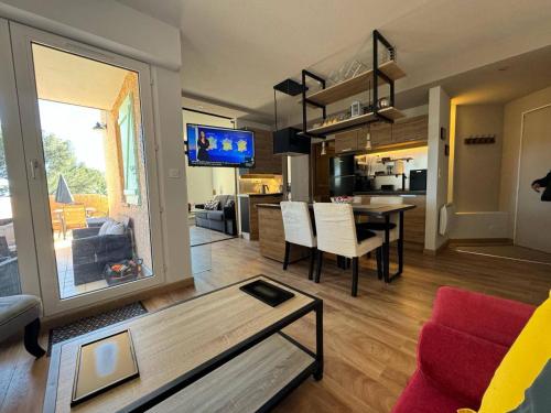 un salon avec une table et une salle à manger dans l'établissement T3 Haut de gamme, vue mer au calme, à La Seyne-sur-Mer