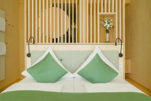Postel nebo postele na pokoji v ubytování Hotel Krone Oettingen