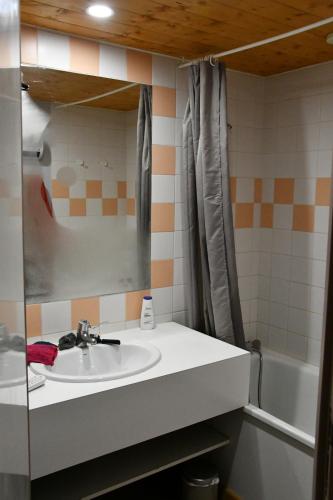une salle de bain avec un lavabo, un miroir et une baignoire dans l'établissement Studio La Plagne Aime 2000 Paquebot Des Neiges Vue Pistes, à Aime La Plagne