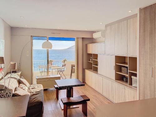 un salon avec un canapé et une table dans l'établissement Emplacement & vue exceptionnels 120L, à Cannes