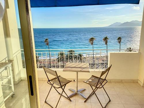 - un balcon offrant une vue sur l'océan dans l'établissement Emplacement & vue exceptionnels 120L, à Cannes