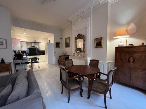 un salon avec un canapé et une table dans l'établissement Cocon Pey Berland, à Bordeaux