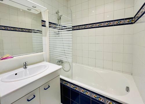 une salle de bain avec un lavabo, une baignoire et une douche dans l'établissement Cocon Pey Berland, à Bordeaux
