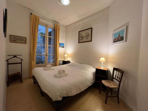 une chambre avec un lit et une fenêtre dans l'établissement Cocon Pey Berland, à Bordeaux