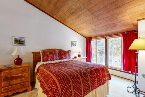 Ένα ή περισσότερα κρεβάτια σε δωμάτιο στο Donner Lake Retreat