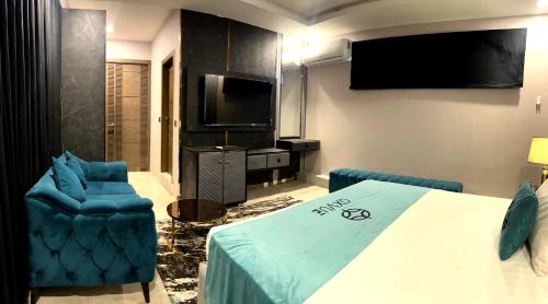 Телевизор и/или развлекательный центр в OXVUE Boutique Hotel