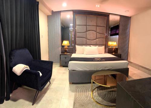 Кровать или кровати в номере OXVUE Boutique Hotel