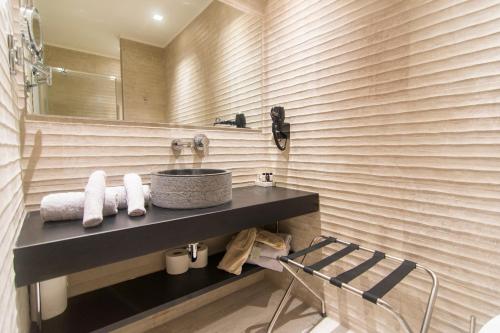 łazienka z umywalką i lustrem w obiekcie Prima Vista Beachfront Boutique Hotel w mieście Sivota