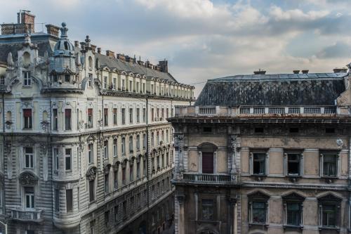 un grupo de edificios contiguos en All In Apartman, en Budapest