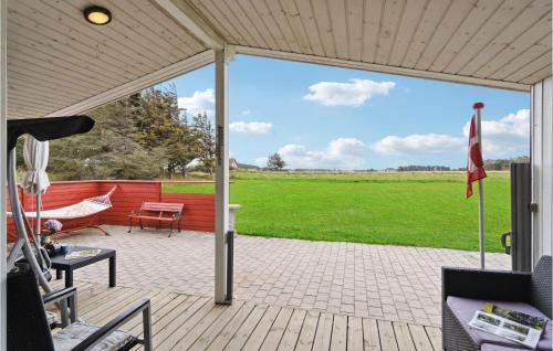 un porche con vistas a un campo en Holiday Home Løkken 7, en Løkken