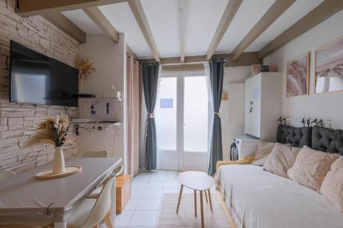 un salon avec un canapé et une table dans l'établissement Kedge 6 - proche centre, tram et universités, à Talence