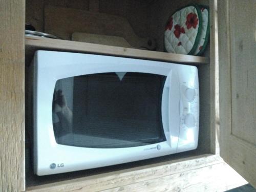 TV a/nebo společenská místnost v ubytování Appartement montagne haut jura