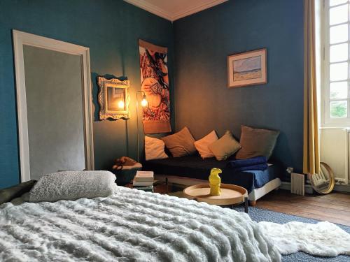 une chambre avec un lit et un canapé dans l'établissement Chambre Familiale, à Champdeniers