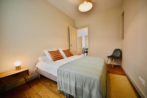 une chambre avec un lit, un bureau et une chaise dans l'établissement Maison Bouquiere La Cabrerie, à Bordeaux