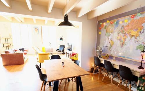 une chambre avec une table et une grande carte sur le mur dans l'établissement Loft lumineux Goya, à Bordeaux