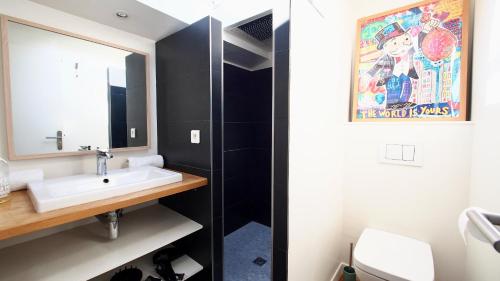 une salle de bain avec un lavabo et un miroir dans l'établissement Loft lumineux Goya, à Bordeaux