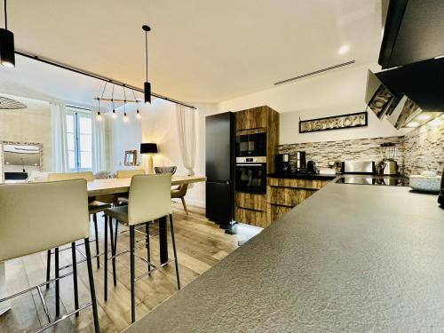 une cuisine et une salle à manger avec une table et des chaises dans l'établissement Château Trompette Tourny, à Bordeaux