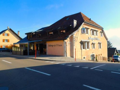 a building on the side of a street at Auberge de l'Union in Arzier