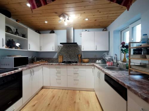 Kuchyň nebo kuchyňský kout v ubytování Casa Tihna