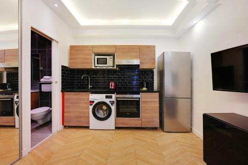 Il comprend une cuisine équipée d'un réfrigérateur et d'un lave-linge/sèche-linge. dans l'établissement Serene apartment - 1BR-4P - Place de la Bastille, à Paris