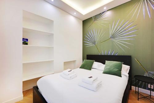 - une chambre avec un grand lit blanc aux murs verts dans l'établissement Serene apartment - 1BR-4P - Place de la Bastille, à Paris