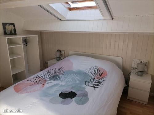 une chambre avec un lit blanc avec une fenêtre dans l'établissement La Villa, à La Londe-les-Maures